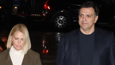 Βασίλης Κικίλιας: Πήρε το γιο του στους ώμους και πήγαν σχολείο - Η φωτογραφία που τράβηξε η Τζένη Μπαλατσινού