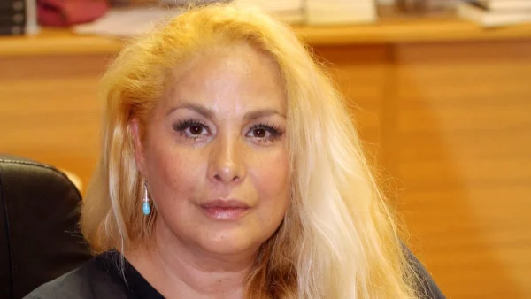 Τζένη Χειλουδάκη: «Αισθάνεσαι γυναίκα και κυκλοφορείς με φουστανακι βάψιμο αλλά το μούσι κάγκελο και δίχως στήθος τραβά να βρεις έναν ψυχολόγο»