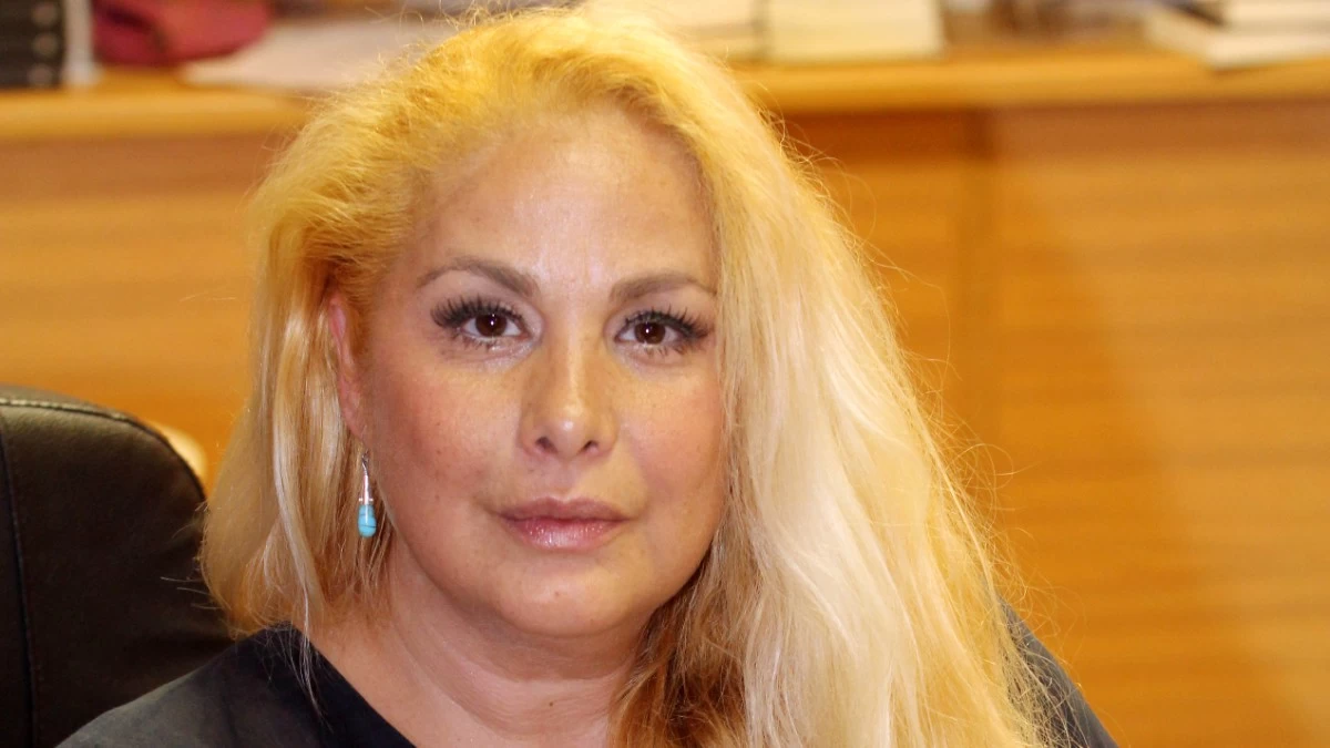 Τζένη Χειλουδάκη: «Αισθάνεσαι γυναίκα και κυκλοφορείς με φουστανακι βάψιμο αλλά το μούσι κάγκελο και δίχως στήθος τραβά να βρεις έναν ψυχολόγο»