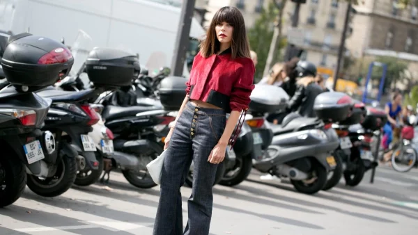 Αυτή είναι η must-have τσάντα που κρατάνε οι fashionistas το φθινόπωρο στην πόλη