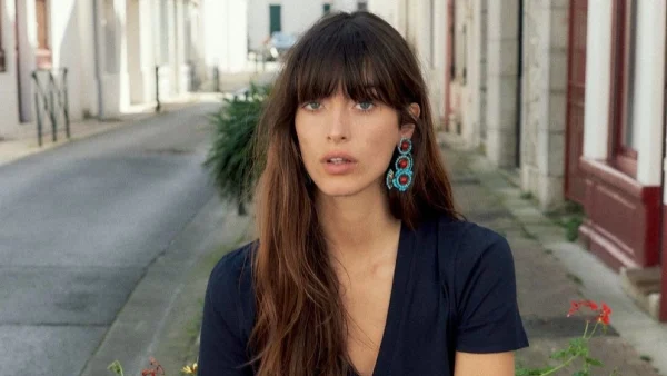 Zara: Το φθινοπωρινό φόρεμα που θα φορούσε τώρα μια Γαλλίδα - Κοστίζει μόλις 15,99 ευρώ και θα γίνει ανάρπαστο