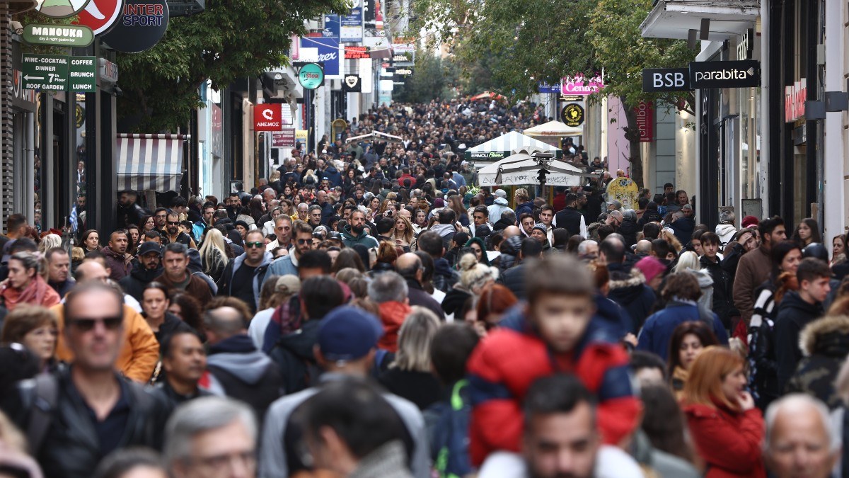 Πλήθος κόσμου περπατά στον εμπορικό δρόμο της Ερμού