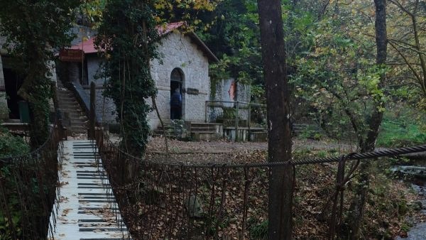 Εκκλησία και γέφυρα στο χωριό της Παύλιανης