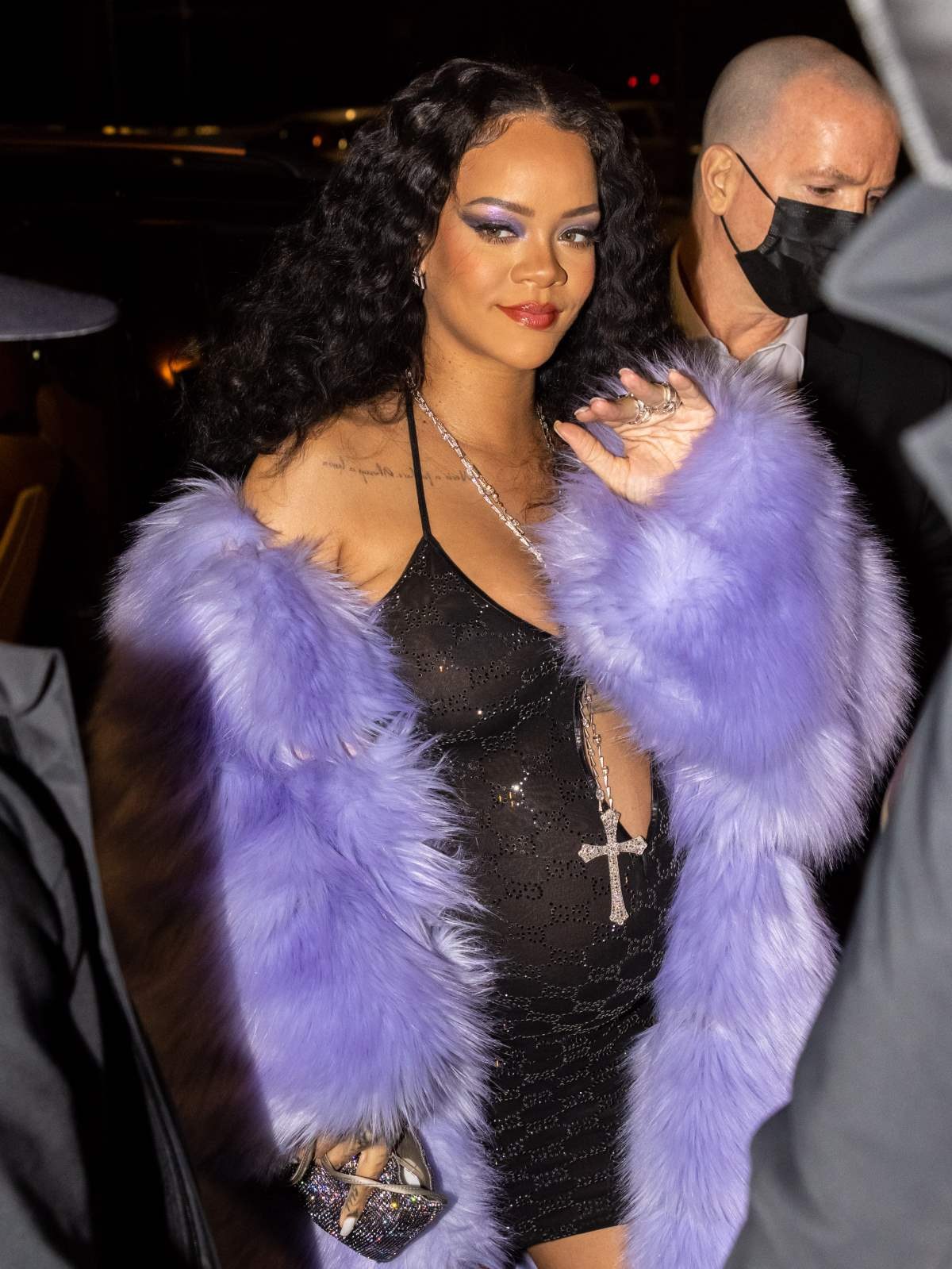 Rihanna έγκυος με στενό δαντελένιο φόρεμα και μοβ γούνα