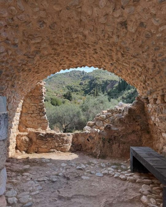 H Σία Κοσιώνη απαθανατίζει γέφυρα στην Καρδαμύλη