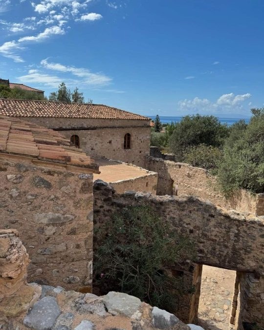 H Σία Κοσιώνη απαθανατίζει σπίτια στην Καρδαμύλη