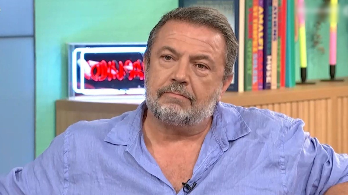 Στάθης Σταμουλακάτος: «Όταν πέθανε η μητέρα μου έβαλα Χ στη θρησκεία και αμφισβήτησα τα πάντα»