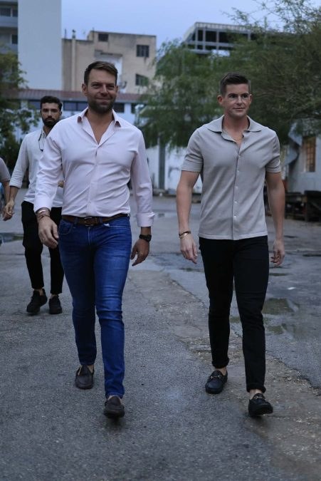 Ο Στέφανος Κασσελάκης με τον Tyler McBeth (ΓΙΩΡΓΟΣ ΚΟΝΤΑΡΙΝΗΣ / EUROKINISSI)