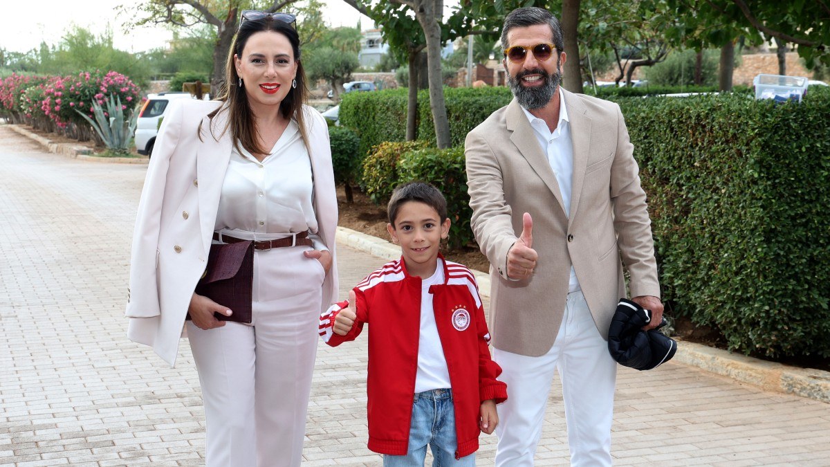 Θανάσης Βισκαδουράκης – Περήφανος μπαμπάς: Στη γιορτή του σχολείου μαζί με τη σύζυγο και τον γιο του