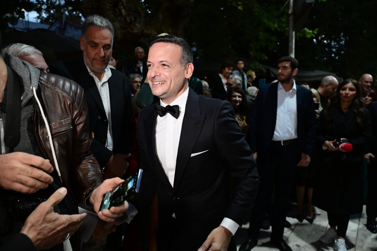 Ο Χάρης Δούκας ενώ φτάνει στην εκκλησία
