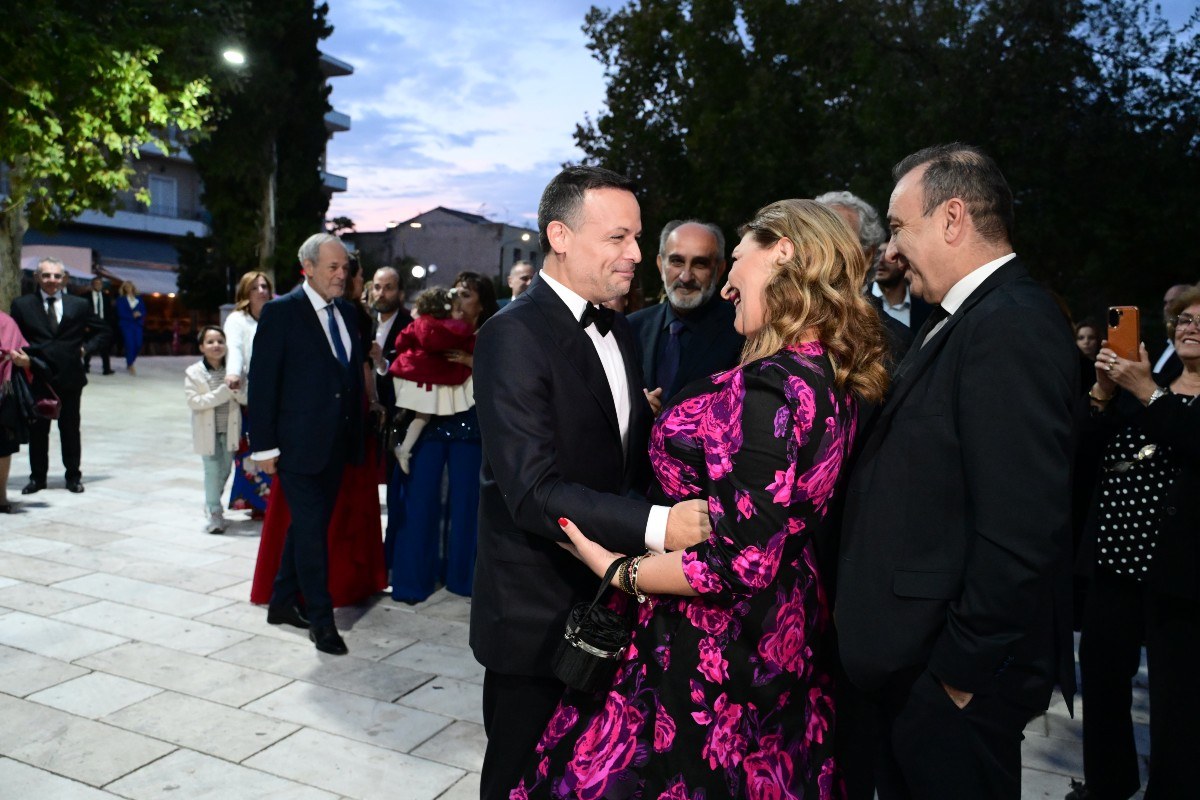 Ο Χάρης Δούκας ενώ φτάνει στην εκκλησία