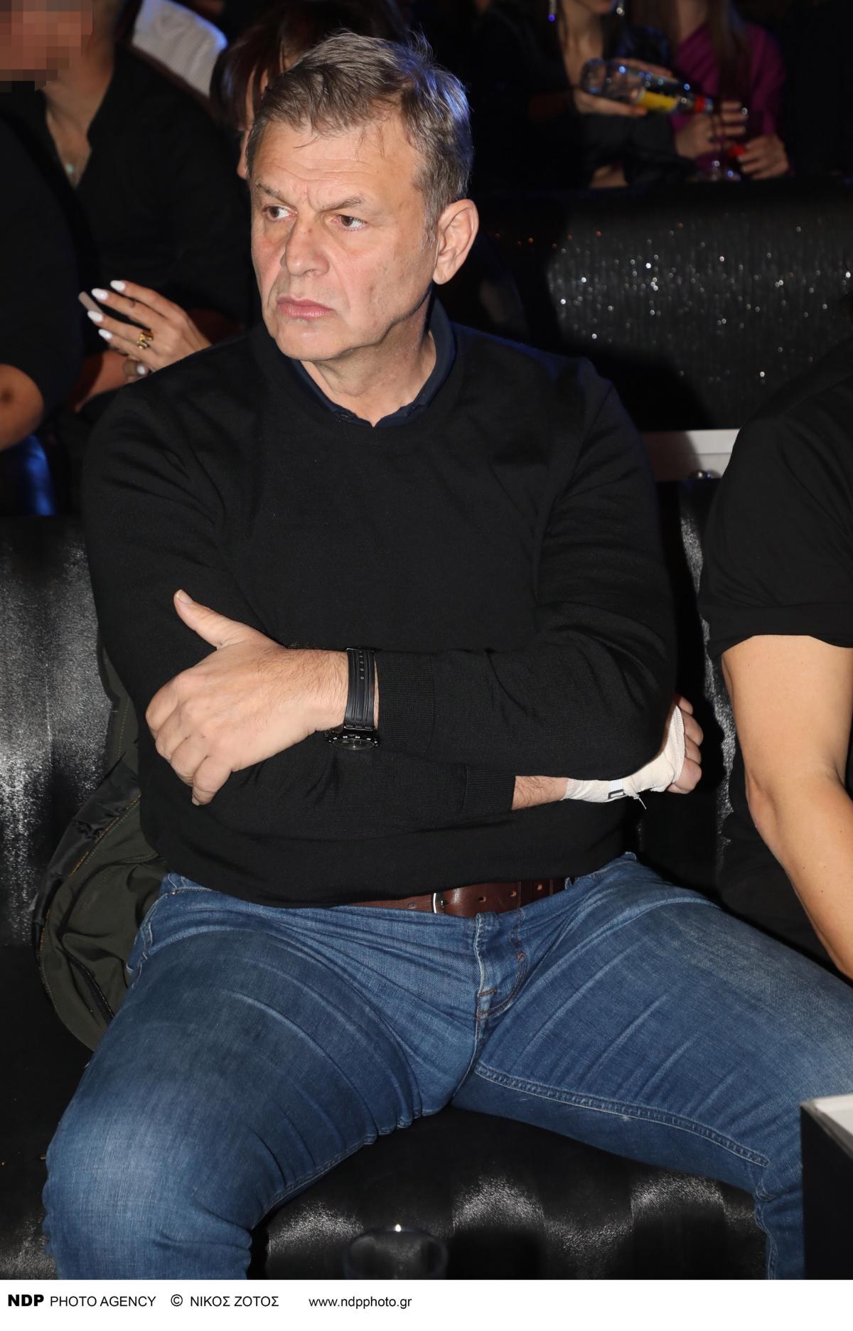 Ο Απόστολος Γκλέτσος σε βραδινή έξοδό του
