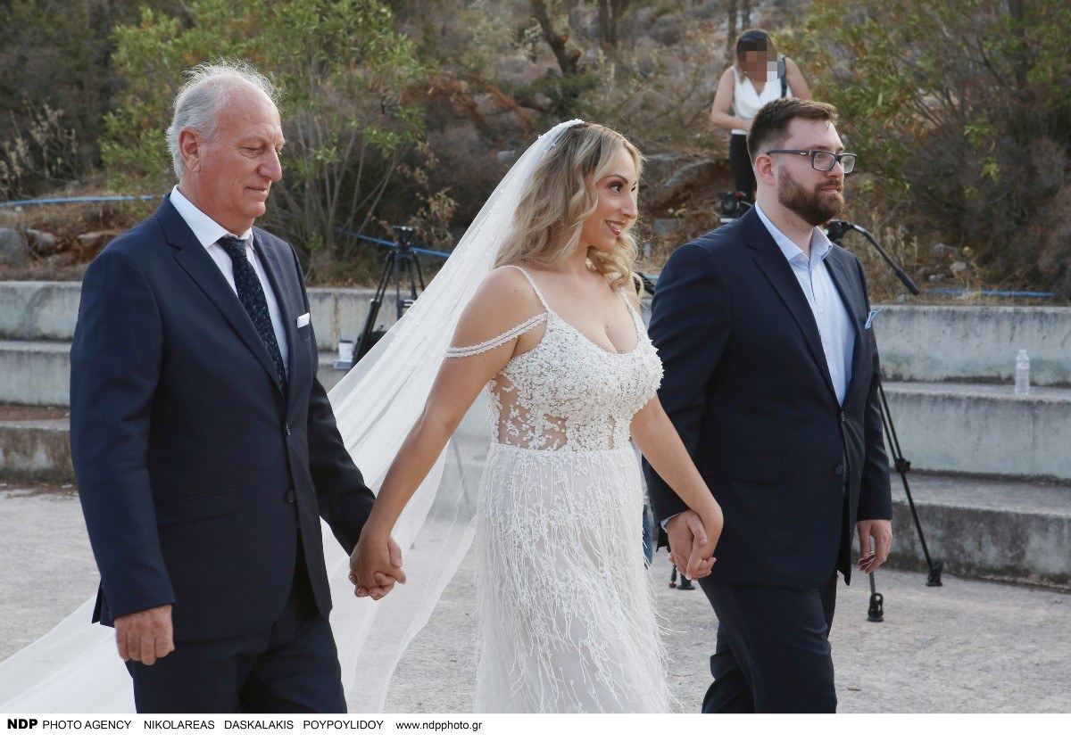 Η Φανή Γιαβρίδου με τον αδελφό της και τον πατέρα της, στον γάμο της με τον Απόστολο Ρουβά
