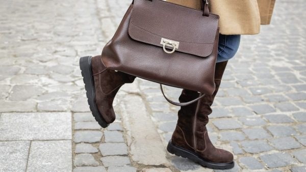 Trendy fashion items με καφέ τσάντα στο street style