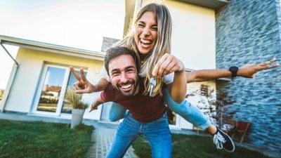 ζευγάρι χαρούμενο στο σπίτι