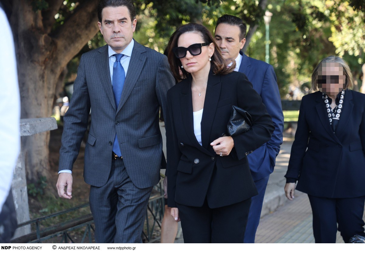 Η Όλγα Κεφαλογιάννη έξω από τα δικαστήρια της Ευελπίδων