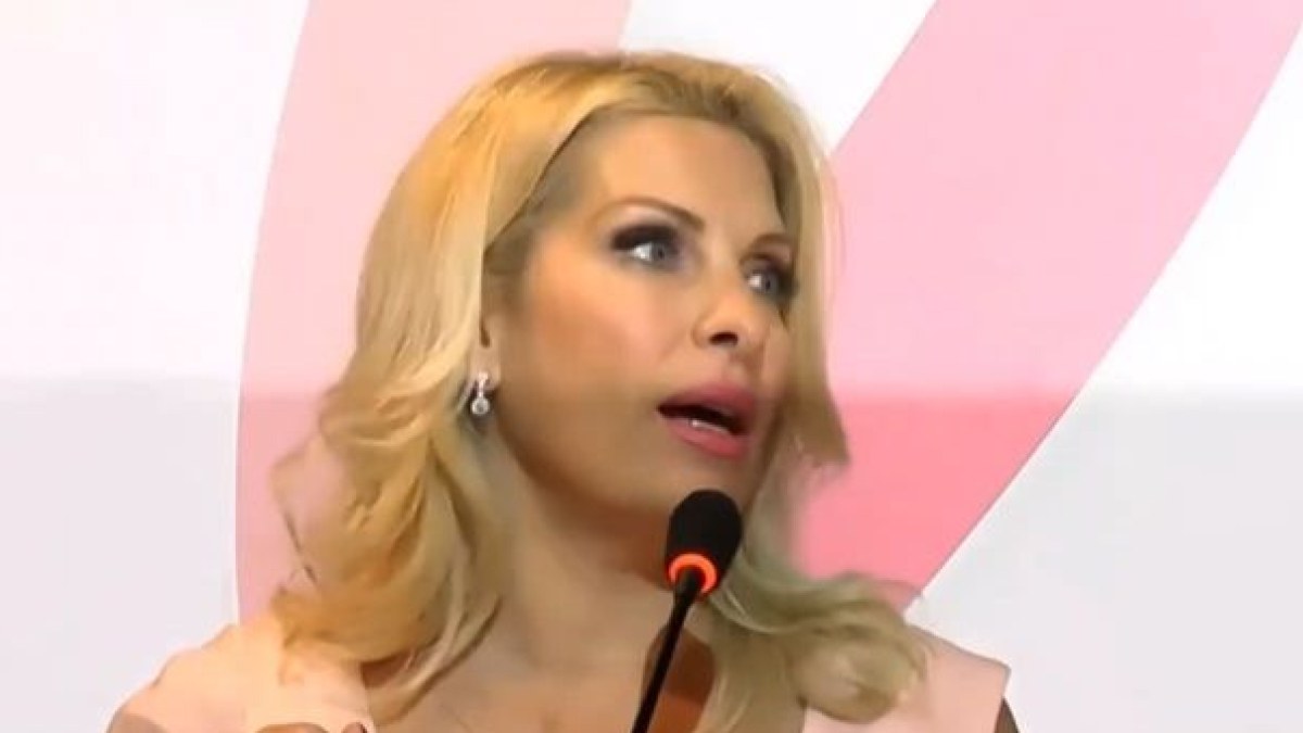 Η Ελένη Μενεγάκη σε εκστρατεία κατά του καρκίνου του μαστού