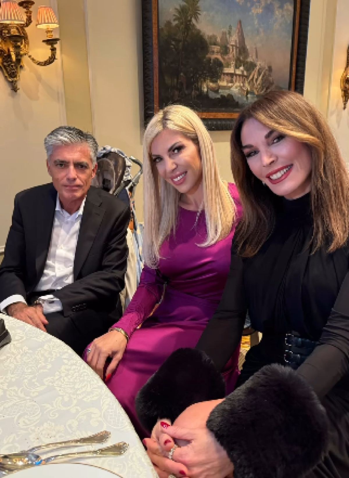 Ο Νίκος Ευαγγελάτος, η Σοφία Πολυζωγοπούλου και η Τατιάνα Στεφανίδου σε βάφτιση