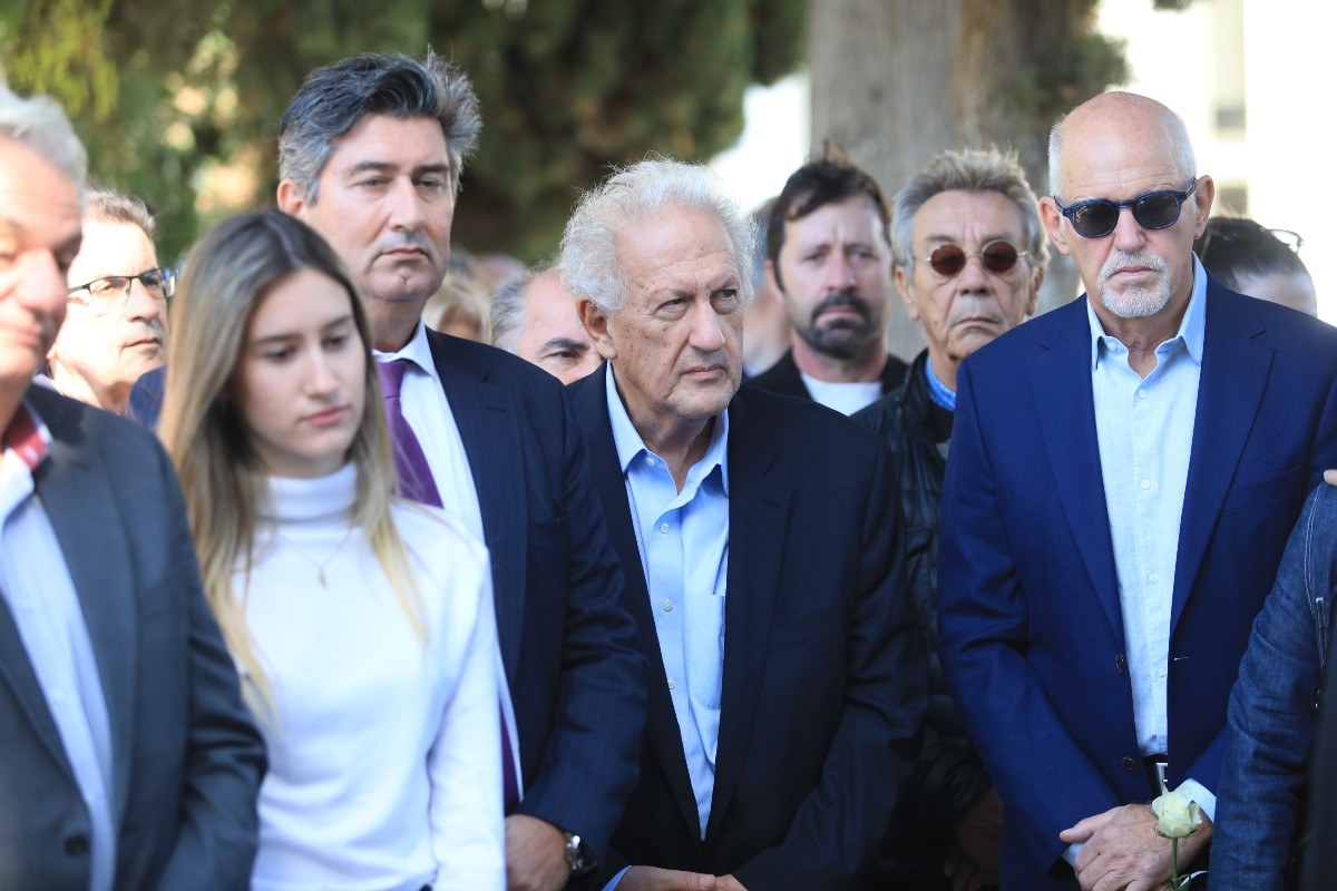 Ο Γιώργος Παπανδρέου δίπλα στην οικογένεια της Φώφης Γεννηματά στο μνημόσυνό της