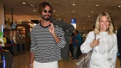 Ο Γιώργος Καράβας και η Βίκυ Καγιά στο αεροδρόμιο Ελευθέριος Βενιζέλος.