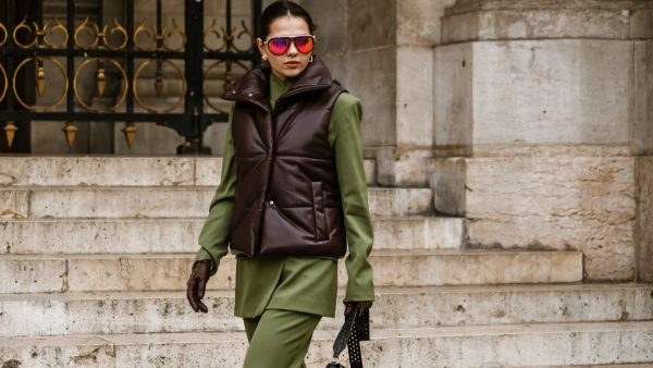 γυναίκα δημιουργεί ακριβά looks με puffer jacket