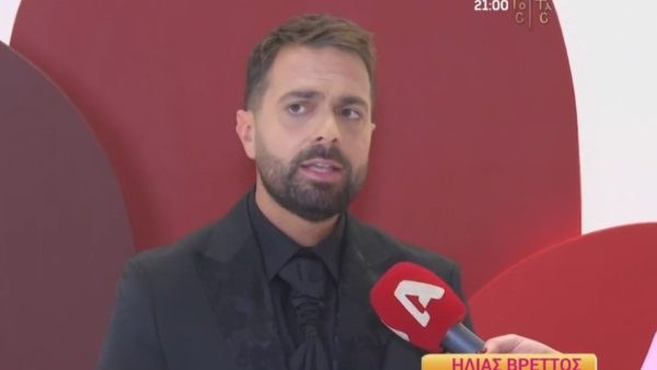 Ο Ηλίας Βρεττός σε φωτογράφιση για τα μπουζούκια