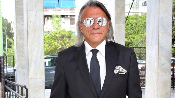 Ο Ηλίας Ψινάκης στο νεκροταφείο