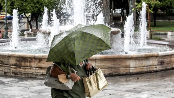 Μια κυρία με ομπρέλα στο σύνταγμα