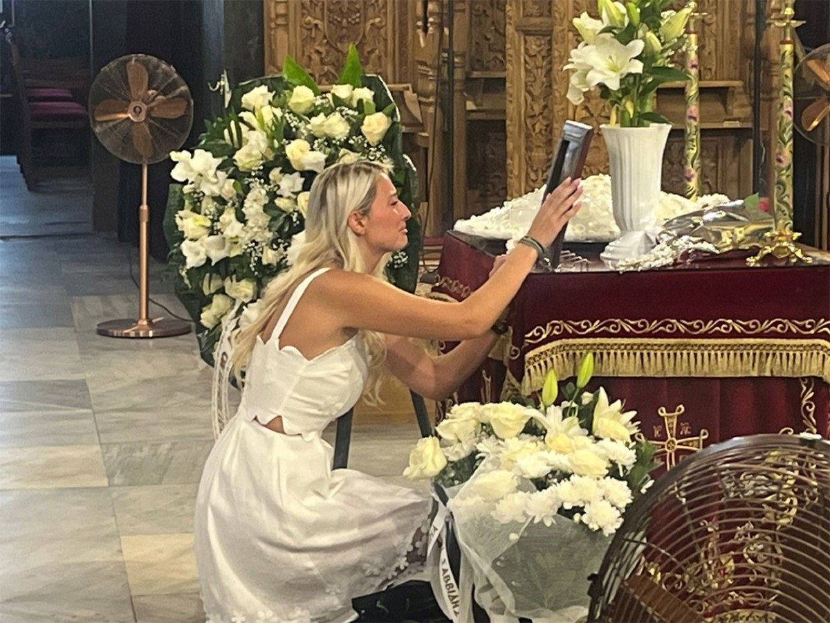 Η σύντροφος του Ιωνά Καρούση την ώρα που σπαράζει πάνω από το φέρετρό του