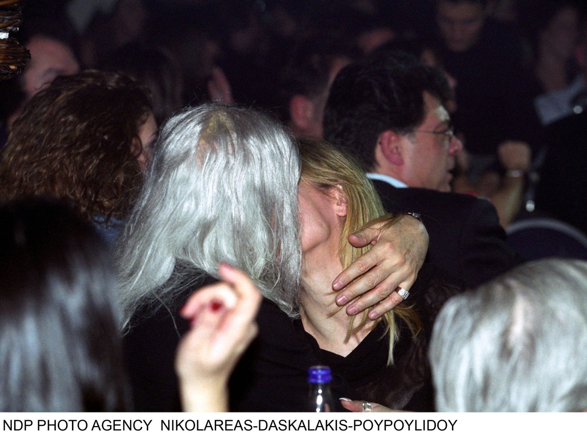 Το παθιασμένο φιλί του Νίκου Καρβέλα και της Ζέτας Δούκα το 2003