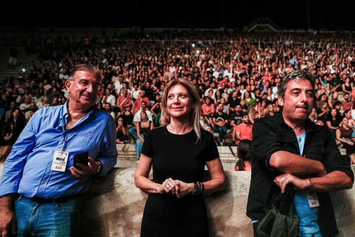 Η Μαρία Καρυστιανού στη συναυλία για τα Τέμπη