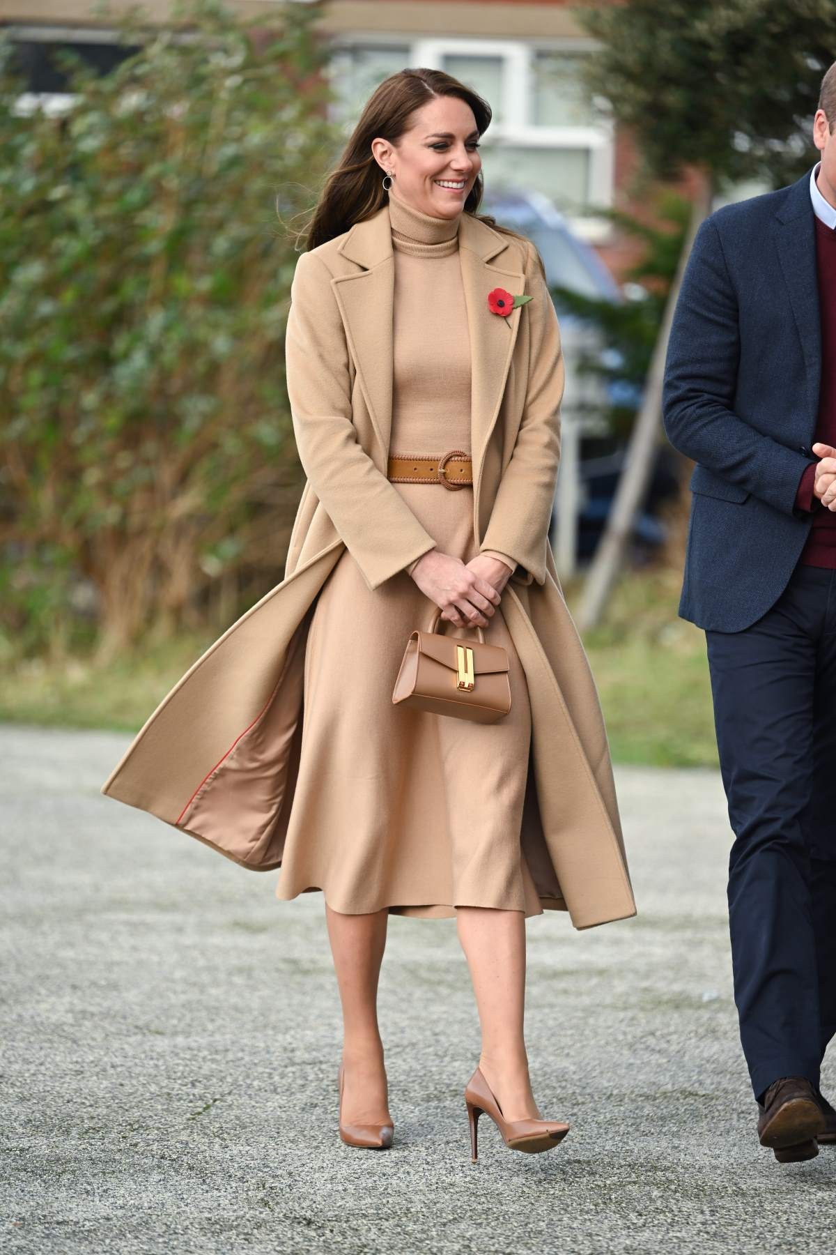 H Kate Middleton με μπεζ τσάντα