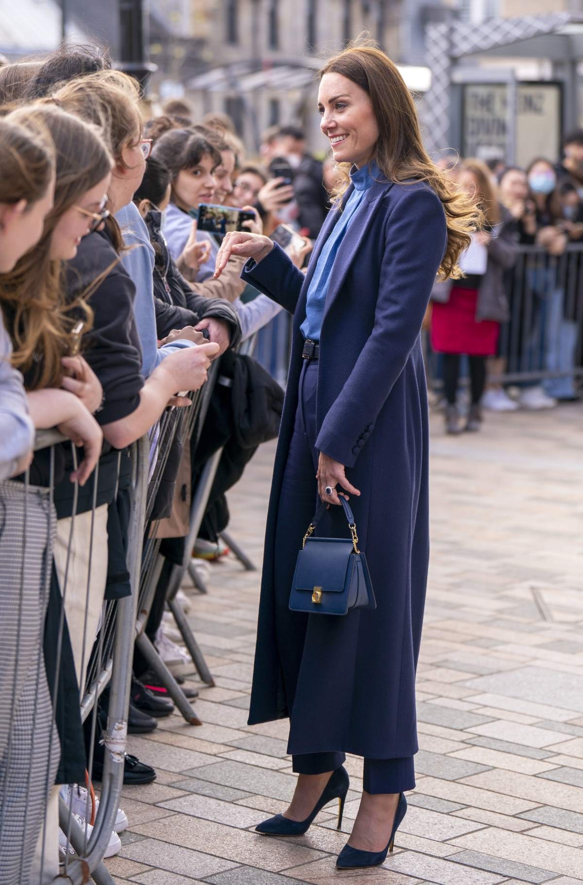 Η Kate Middleton με μπλε τσάντα