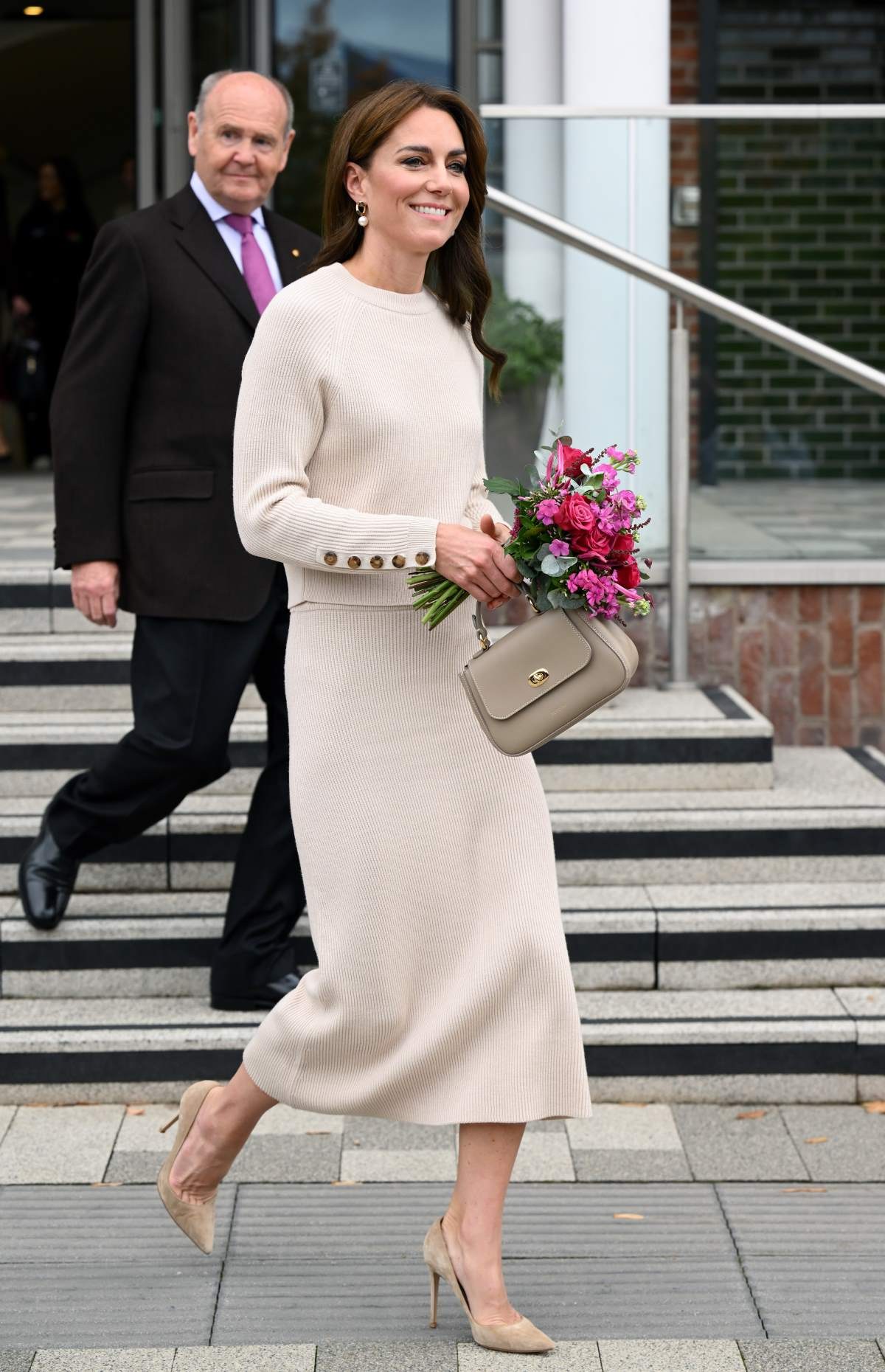 H Kate Middleton με μία από τις iconic τσάντες της σε μπεζ χρώμα
