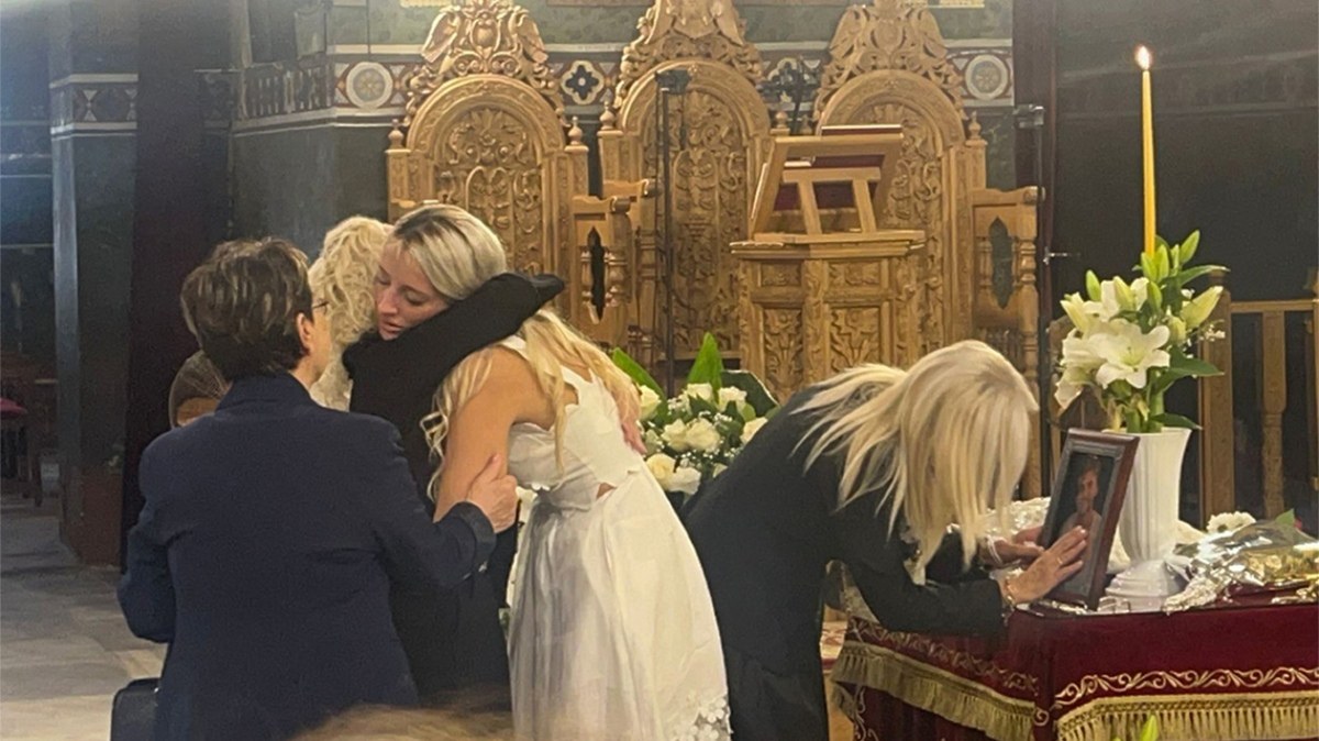 Η σύντροφος του Ιωνά Καρούση στην αγκαλιά των συγγενών του στην κηδεία του