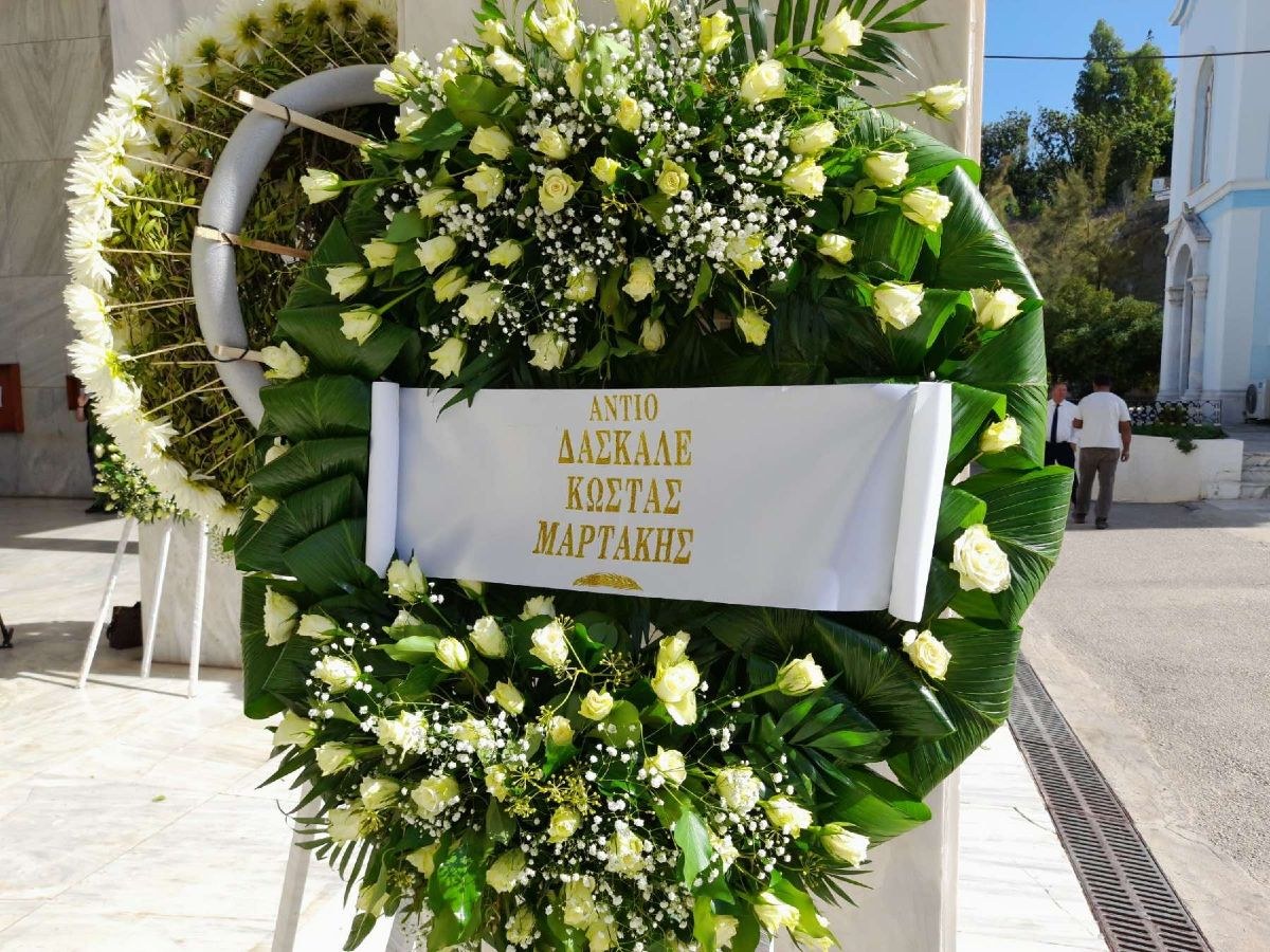 Φωτογραφίες από τα στεφάνια στην κηδεία του Μίμη Πλέσσα