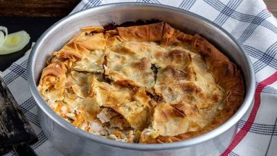 Η κοτόπιτα με μπεσαμέλ της Αργυρώς Μπαρμπαρίγου