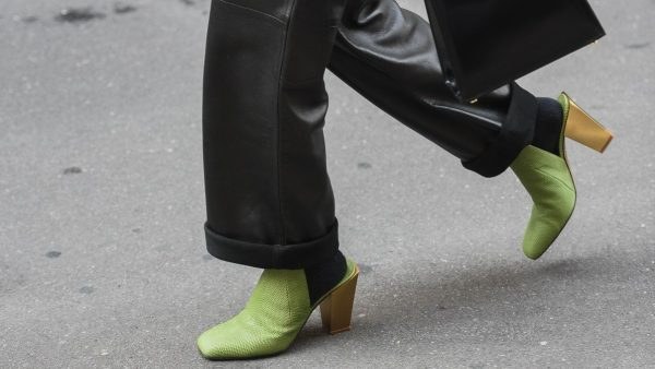 μαύρο δερμάτινο παντελόνι στο street style