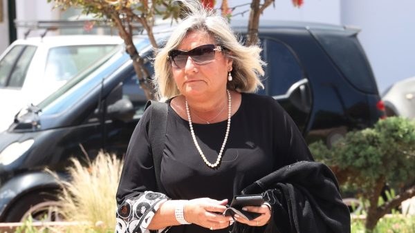 Παλιά φωτογραφία της Λουκίλας Καρρέρ ντυμένη στα μαύρα