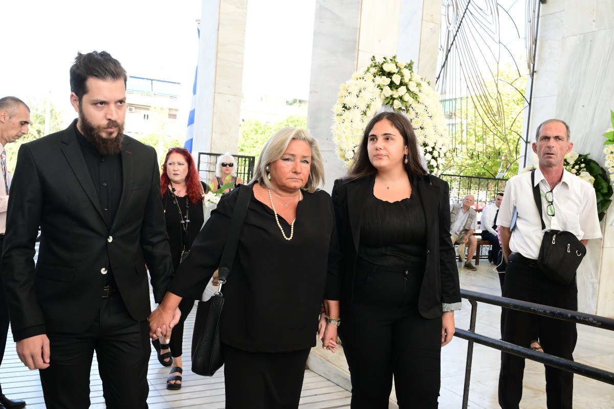 λουκιλα καρρερ στην κηδεια του μιμη πλεσσα