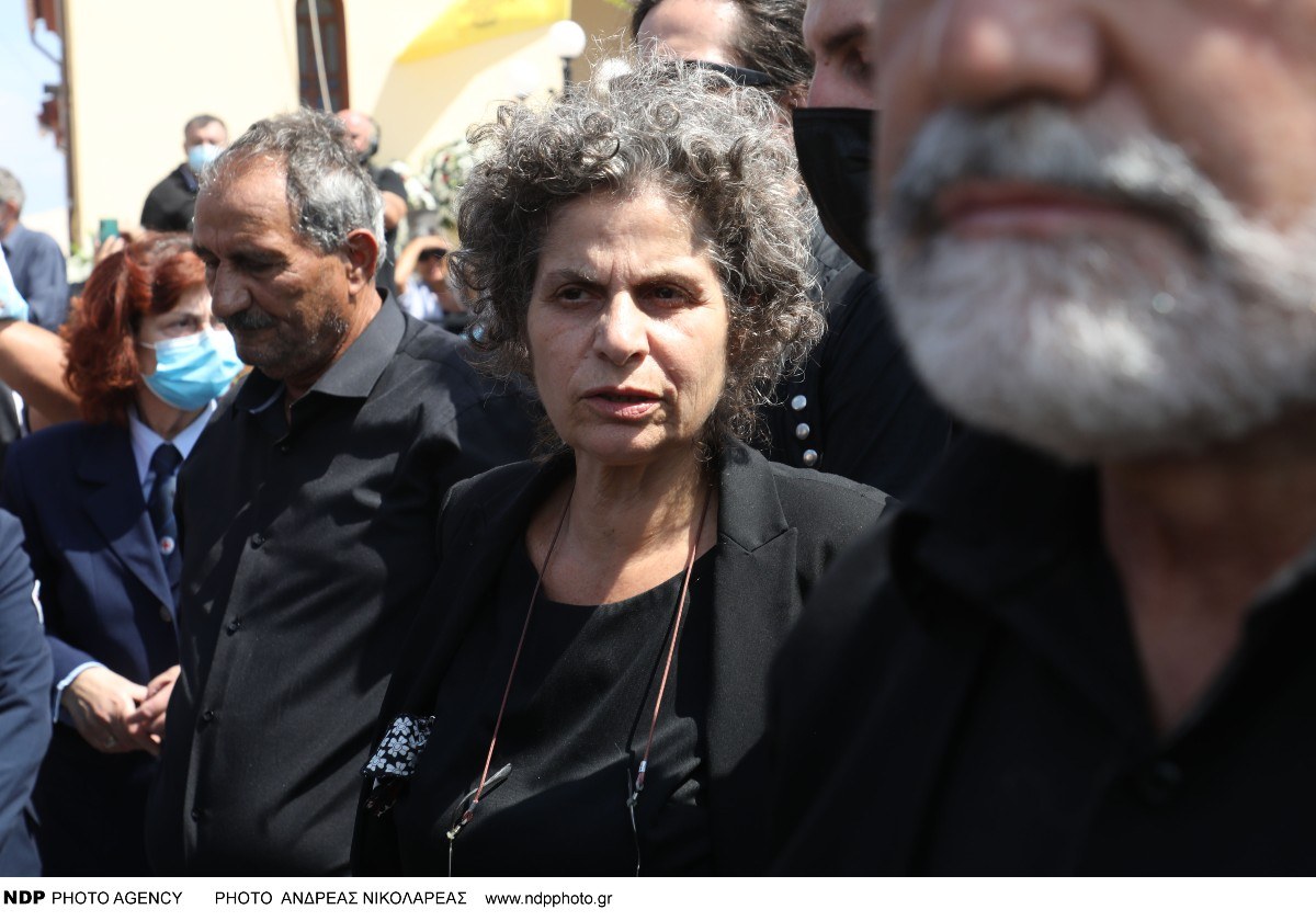 Η Μαργαρίτα Θεοδωράκη στην κηδεία του πατέρα της.