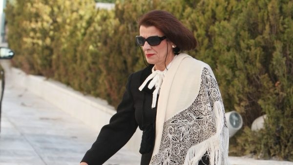 Η Μαρία Κανελλοπούλου περπατά στο δρόμο