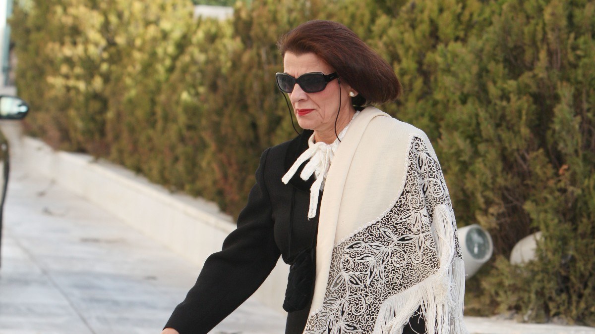 Η Μαρία Κανελλοπούλου περπατά στο δρόμο