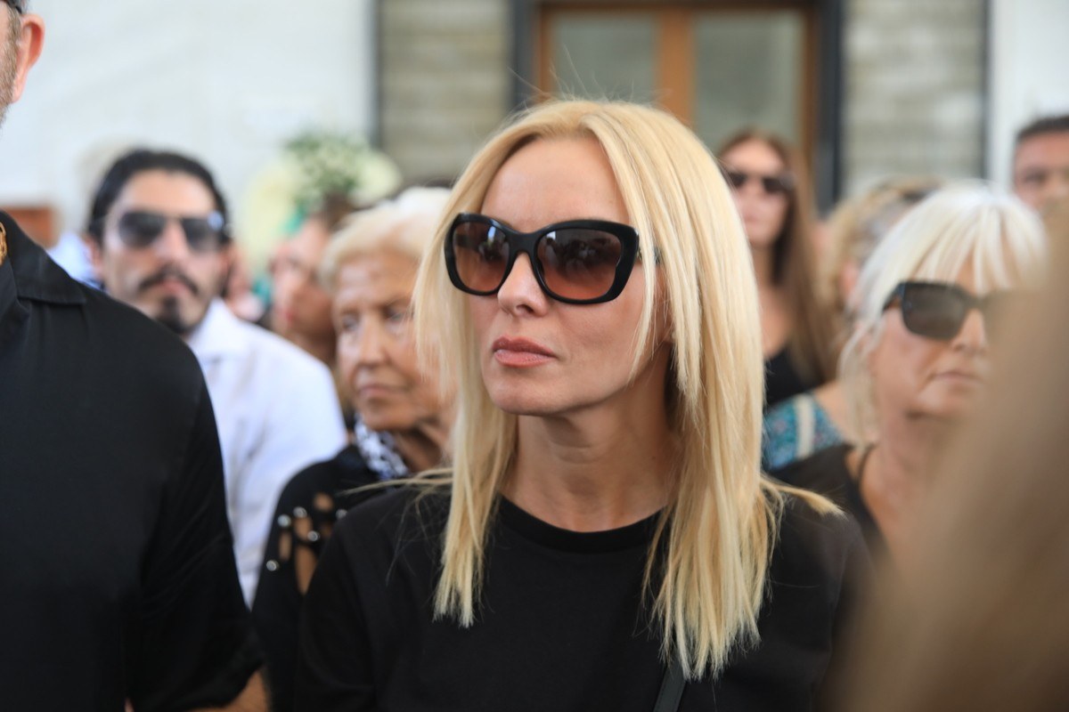 Η Πέγκυ Ζήνα στην κηδεία του Μίμη Πλέσσα