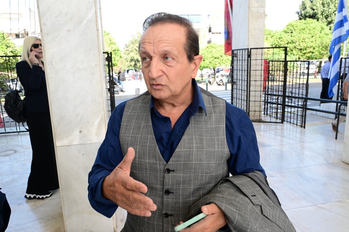 ο σπυρος μπιμπιλας στο λαικο προσκυνημα για τον μιμη πλεσσα