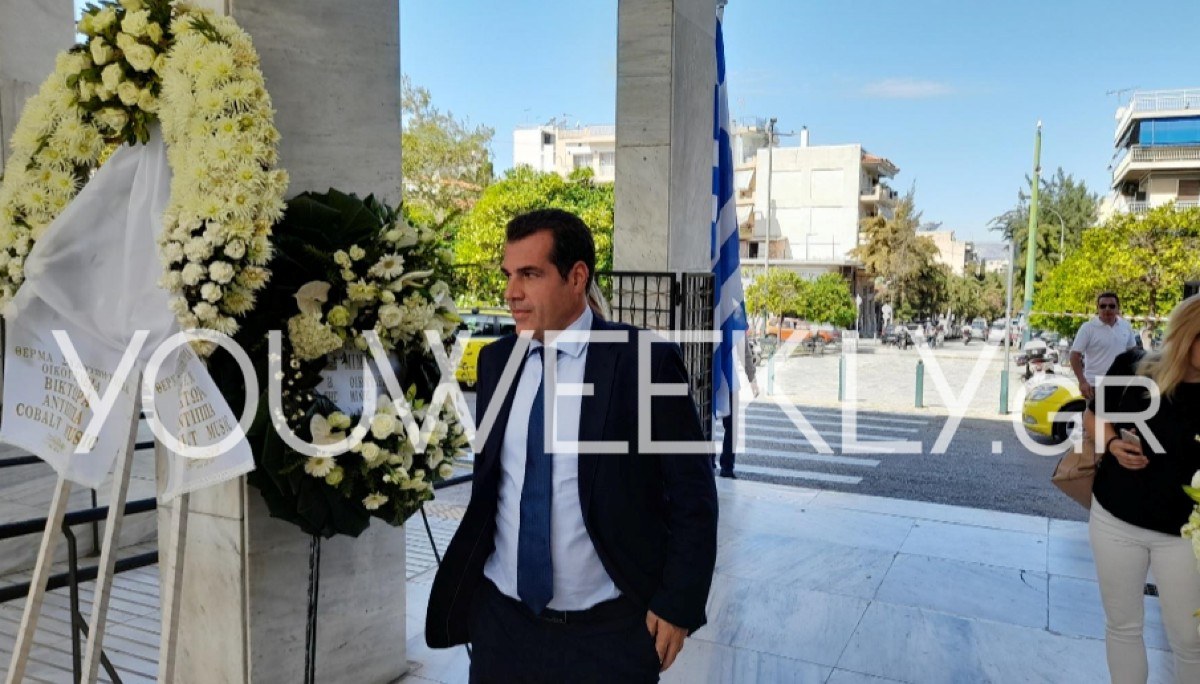 ο θανος πλευρης στο λαικο προσκυνημα για τον μιμη πλεσσα