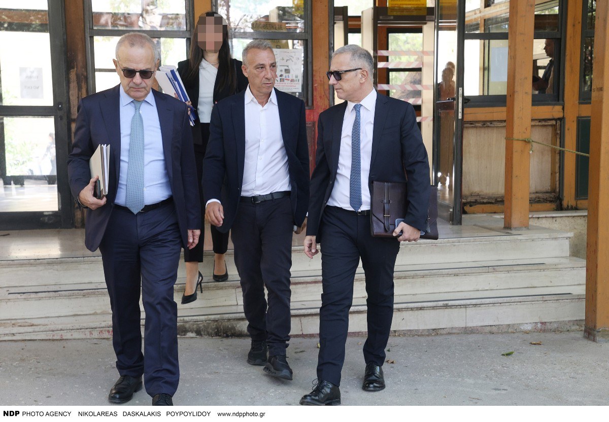 Ο Μίνως Μάτσας έξω από τα δικαστήρια Ευελπίδων