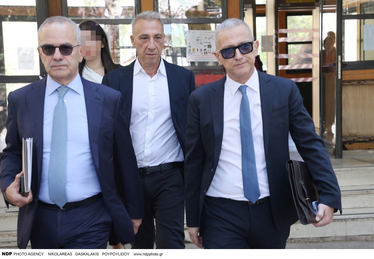 Ο Μίνως Μάτσας έξω από τα δικαστήρια Ευελπίδων