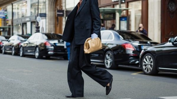 γυναίκα με κοστούμι στο street style