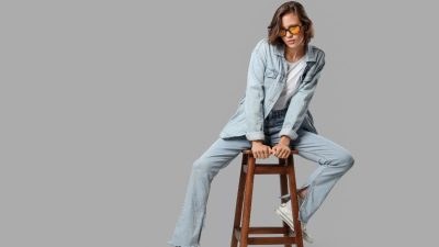 Μοντέλο με αθλητικά και total denim look